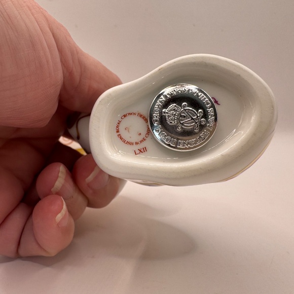 Royal Crown Derby Sitting Piglet Bone China Paperweight Figurine. Various. - Picture 10 of 14